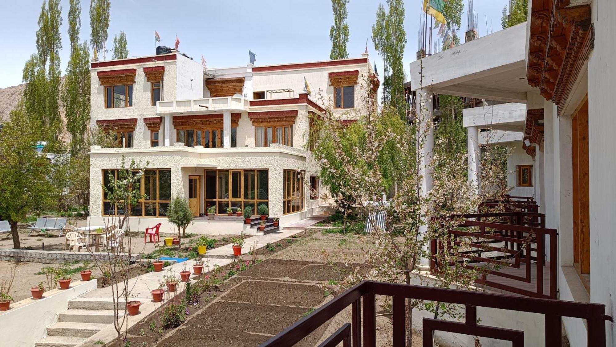 Niri-La Guest House เลห์ ภายนอก รูปภาพ